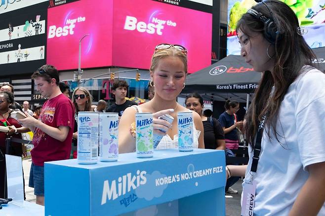 뉴욕타임스퀘어에 마련된 밀키스 부스에서 관람객이 이벤트에 참여하는 모습(롯데칠성음료 제공)