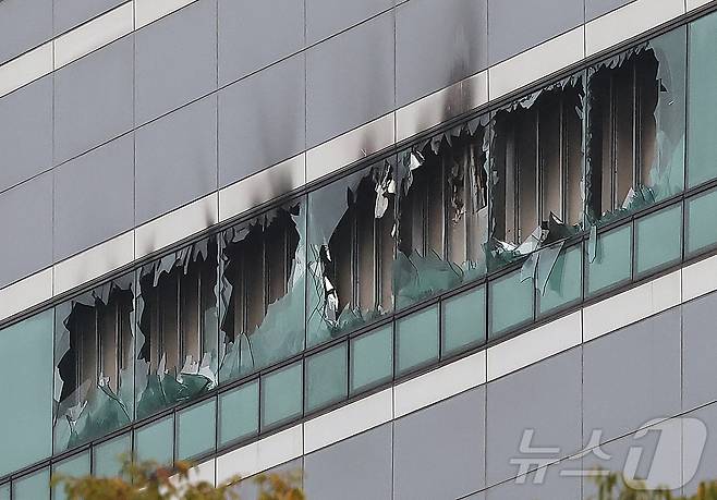 28일 오전 화재가 발생했던 대전 유성구 국가정보자원관리원 화재현장의 모습. 전산 자원을 통합 관리하는 행정안전부 산하 국가정보자원관리원에서 지난 26일 오후 배터리 교체 작업 중 화재가 발생, 정부 온라인 서비스 70개가 마비됐다. 2025.9.28/뉴스1 ⓒ News1 김진환 기자