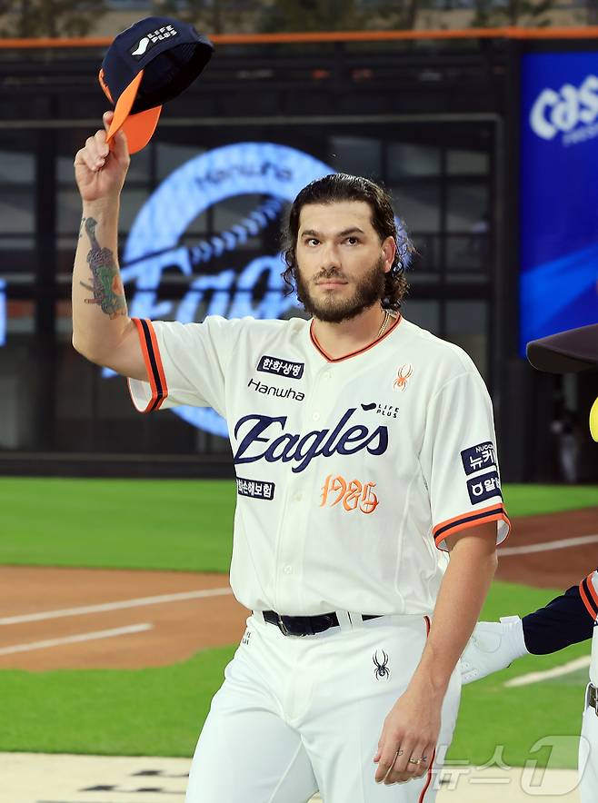 KBO리그 단일 시즌 최다 탈삼진에 성공한 한화 폰세가 대전 한화생명 볼파크에서 열리는 프로야구 '2025 신한 SOL뱅크 KBO 리그' LG 트윈스와의 경기를 앞두고 시상식에 참석하며 팬들에게 인사하고 있다. 2025.9.26/뉴스1 ⓒ News1 김진환 기자