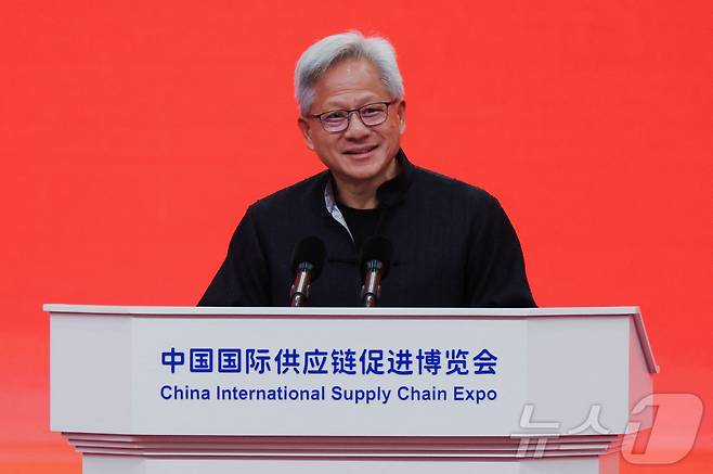 젠슨 황 엔비디아 CEO가 16일 오전 베이징에서 개막한 제3회 중국국제공급망촉진박람회에서 연설을 하고 있다. 2025.07.16 ⓒ 로이터=뉴스1