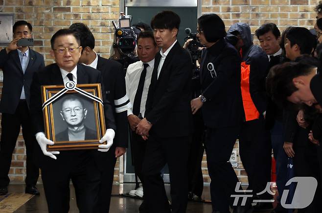 28일 서울 영등포구 여의도 KBS 개그콘서트 녹화 세트장에서 열린 코미디언 고(故) 전유성의 노제에서 영정이 운구되고 있다. 2025.9.28/뉴스1 ⓒ News1 김명섭 기자