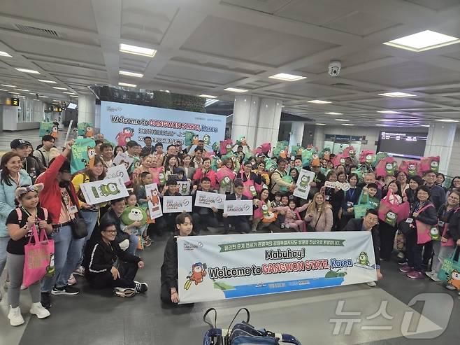 지난 4월 강원도와 강원관광재단이 유치한 필리핀 마닐라~양양 노선 전세기로 양양국제공항에 도착한 필리핀 관광객.(뉴스1 DB)ⓒ News1 윤왕근 기자