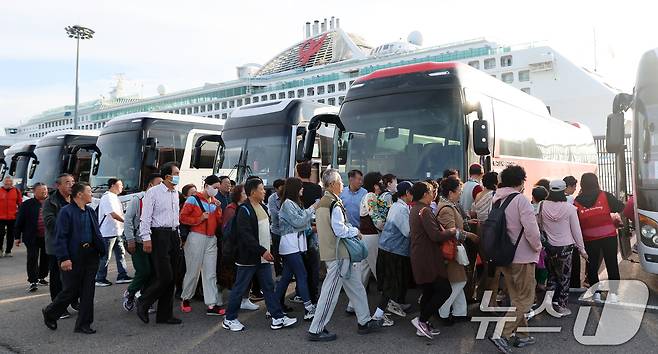 중국 단체관광객의 무비자 입국이 시작된 29일 오전 크루즈를 타고 방한한 중국인 관광객들이 인천 연수구 인천항크루즈터미널을 통해 입국하고 있다.  2025.9.29/뉴스1 ⓒ News1 오대일 기자