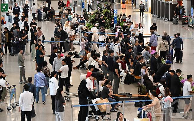 중국인 단체관광객에 대한 무비자 입국 시행 첫날인 29일 인천국제공항 제1터미널 입국장으로 중국인 관광객들이 입국하고 있다. (공동취재) 2025.9.29/뉴스1 ⓒ News1 오대일 기자