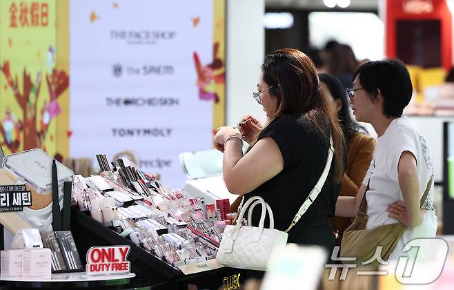 중국 단체관광객의 무비자 입국이 시작된 29일 서울 중구 신라면세점 서울점에서 중국인 관광객들이 면세점을 둘러보고 있다.  2025.9.29/뉴스1 ⓒ News1 김성진 기자