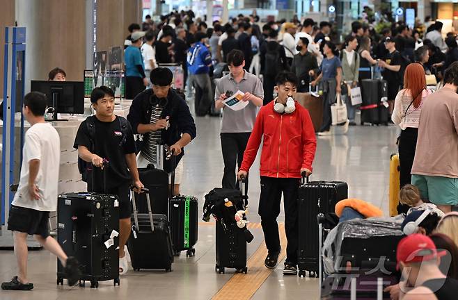 중국인 단체관광객에 대한 무비자 입국 시행 첫날인 29일 인천국제공항 제1터미널 입국장으로 중국인 관광객들이 입국하고 있다. (공동취재) 2025.9.29/뉴스1 ⓒ News1 오대일 기자