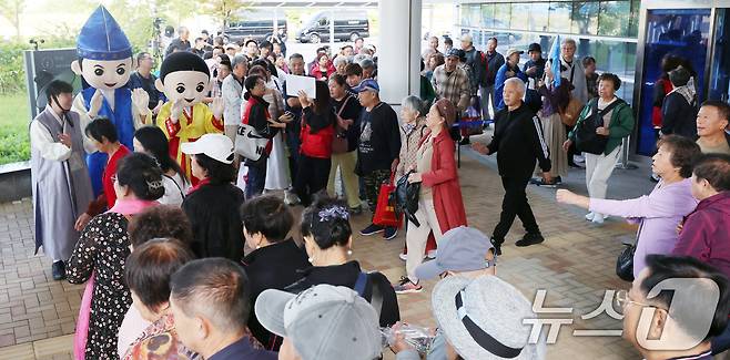 중국 단체관광객의 무비자 입국이 시작된 29일 오전 크루즈를 타고 방한한 중국인 관광객들이 인천 연수구 인천항크루즈터미널을 통해 입국하고 있다.  2025.9.29/뉴스1 ⓒ News1 오대일 기자