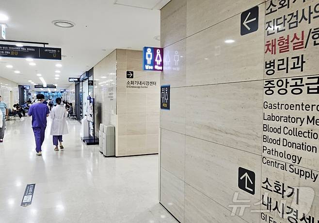 1일 오전 한 대학병원에서 의료진과 환자, 보호자 등이 이동하고 있다. 2025.9.1/뉴스1 ⓒ News1 남승렬 기자 (사진은 기사 내용과 무관함)