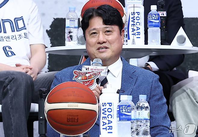 수원 KT 문경은 감독이 29일 서울 용산구 블루스퀘어에서 열린 2025-26 LG전자 프로농구 개막 미디어데이&팬페스트에서 출사표를 밝히고 있다. 2025.9.29/뉴스1 ⓒ News1 김성진 기자