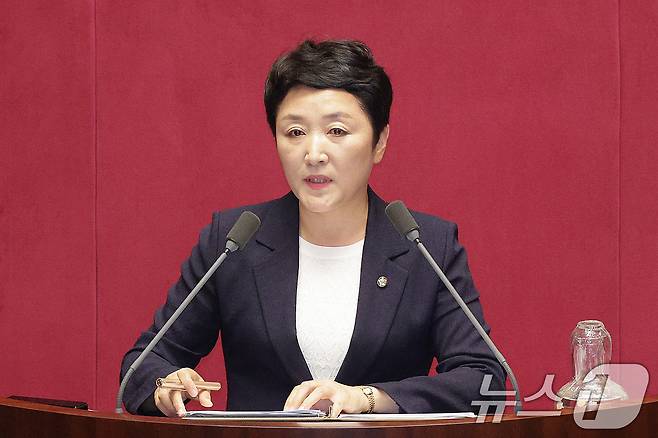 전진숙 더불어민주당 의원이 29일 서울 여의도 국회에서 열린 제429회 국회(정기회) 제9차 본회의에서 국회에서의 증언·감정 등에 관한 법률 일부개정법률안(대안)에 대한 무제한토론(필리버스터)을 하고 있다. 2025.9.29/뉴스1 ⓒ News1 신웅수 기자