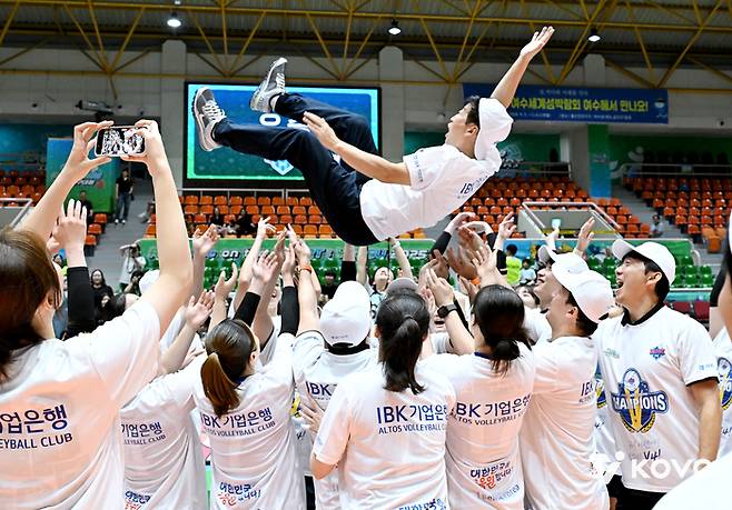 헹가래를 받는 김호철 감독. 제공 | 한국배구연맹