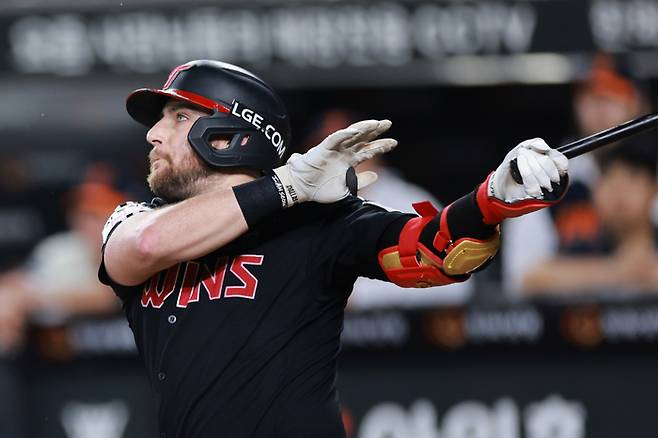 LG 오스틴이 27일 대전 한화생명 볼파크에서 열린 2025 KBO리그 정규시즌 한화전에서 홈런을 치고 있다. 사진 | 연합뉴스