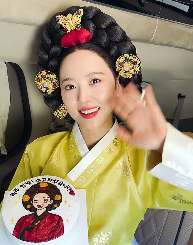 강한나가 ‘폭군의 셰프’ 종영을 아쉬워 하며 자신을 캐릭터로 만든 굿즈를 팬들에게 선사하고 있다. 사진 | 강한나 SNS