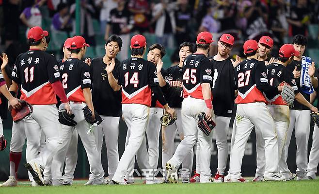 KIA 선수들이 27일 인천 SSG랜더스필드에서 열린 2025 KBO리그 SSG와 경기에서 연장 승부 끝에 4-2로 승리하며 6연패에서 탈출한 뒤 하이파이브를 나누고 있다. 문학 | 박진업 기자 upandup@sportsseoul.com