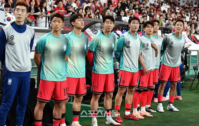 손흥민(가운데)이 지난 6월10일 서울월드컵경기장에서 열린 2026 FIFA 북중미 월드컵 3차 예선 쿠웨이트와 경기를 기다리고 있다.  상암 | 최승섭기자 thunder@sportsseoul.com