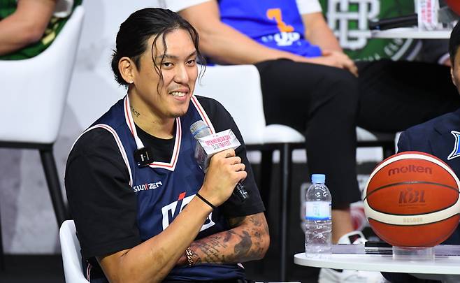 최준용이 개막 미디어데이에서 마이크를 잡고 답변하고 있다. 사진 | KBL