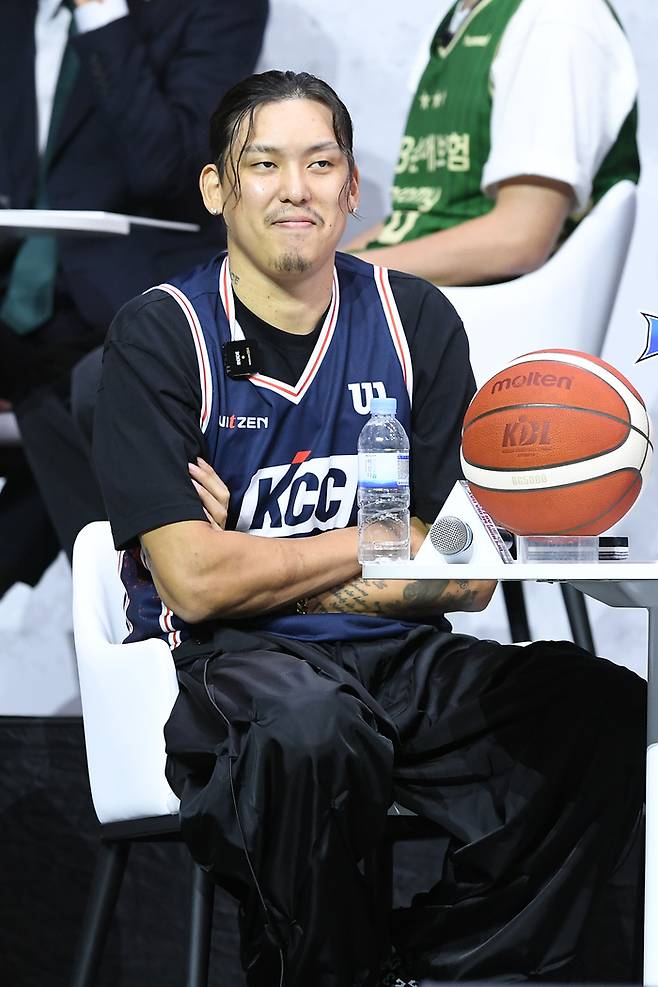 최준용이 팔짱을 끼고 웃음을 보이고 있다. 사진 | KBL