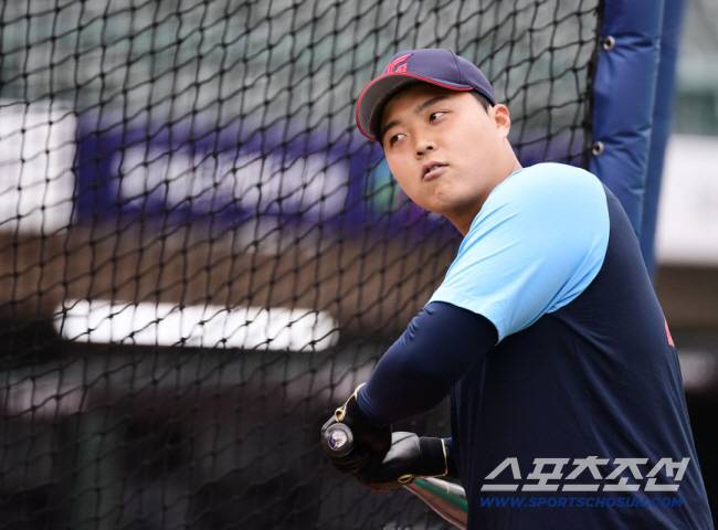 23일 부산 사직야구장에서 열린 KBO리그 롯데와 SSG의 경기. 롯데 선수들이 훈련하고 있다. 타격 훈련을 하고 있는 한동희. 부산=송정헌 기자songs@sportschosun.com/2024.04.23/