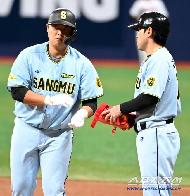 6일 고척스카이돔에서 열린 프리미어12 야구대표팀과 상무의 연습경기, 9회초 상무 한동희가 박영현을 상대로 안타를 치고 있다. 고척=허상욱 기자 wook@sportschosun.com/2024.11.06/