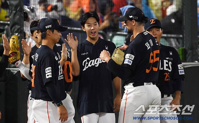9일 부산 사직구장에서 열린 롯데 자이언츠와 한화 이글스의 경기. 한화 선수들이 선발 와이스를 반기고 있다. 부산=박재만 기자 pjm@sportschosun.com/2025.09.09/