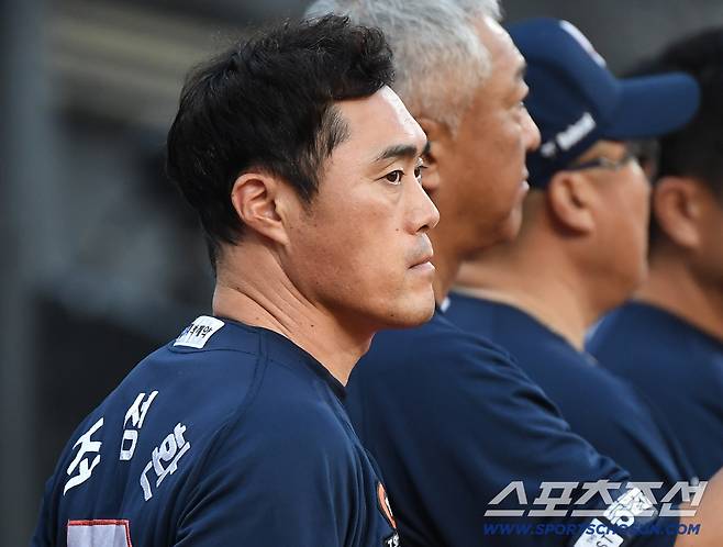 9일 수원 KT위즈파크에서 열린 두산-KT전. 두산 조성환 감독대행이 KT 벤치를 바라보고 있다. 수원=정재근 기자 cjg@sportschosun.com/2025.9.9/