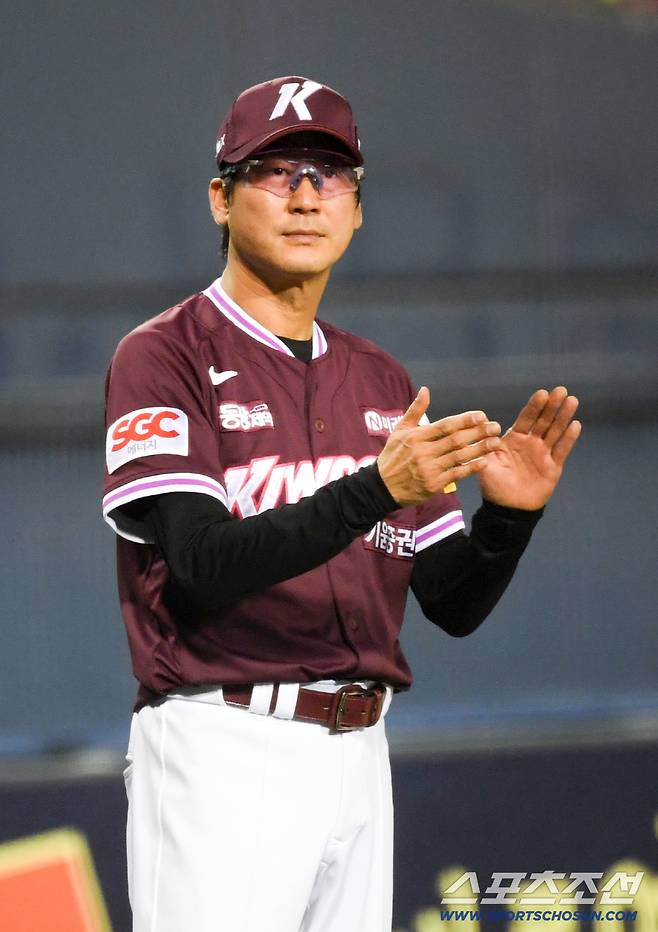16일 잠실구장에서 열린 두산 베어스와 키움 히어로즈의 경기. 승리한 키움 설종진 대행이 기뻐하고 있다. 잠실=박재만 기자 pjm@sportschosun.com/2025.09.16/