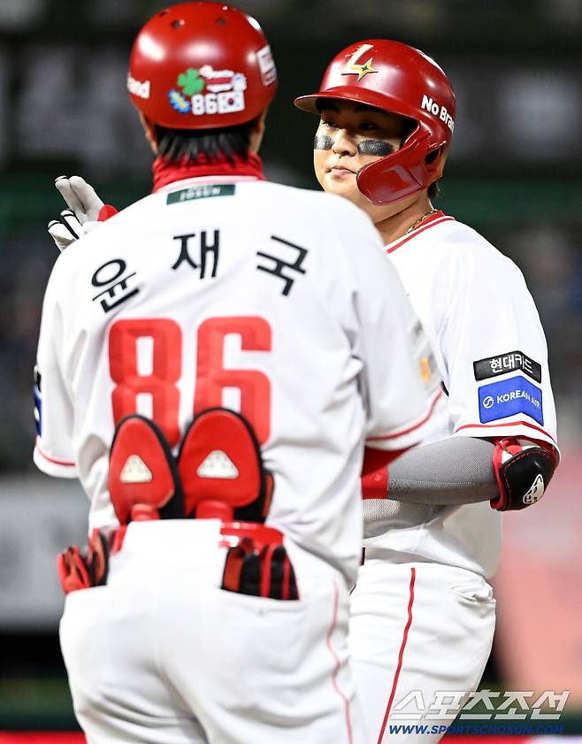 29일 인천SSG랜더스필드에서 열린 롯데와 SSG의 경기, 1회말 2사 1,2루 SSG 고명준이 1타점 동점타를 치고 기뻐하고 있다. 인천=허상욱 기자wook@sportschosun.com/2025.09.29/