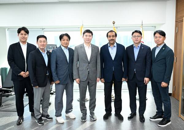 한국을 방문한 타얍 이크람 국제하키연맹 회장(오른쪽 세 번째)이 유승민 대한체육회 회장(왼쪽 네 번째) 등과 사진을 촬영하고 있다.