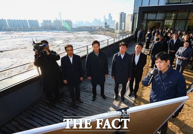 서울시는 용산을 ‘서울의 스마트 코어’로 조성하는 '스마트도시 추진계획'을 마련했다. 심우섭(왼쪽부터) 서울토지주택공사 사장 직무대행과 오세훈 서울시장, 박상우 국토교통부 장관과 한문희 한국철도공사 사장이 용산국제업무지구 부지에 대한 설명을 듣고 있다. /뉴시스