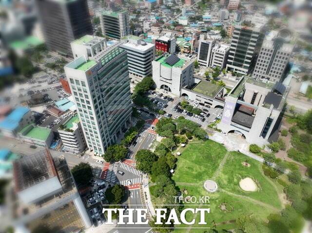 전북 전주시청사와 별관(왼쪽). /전주시