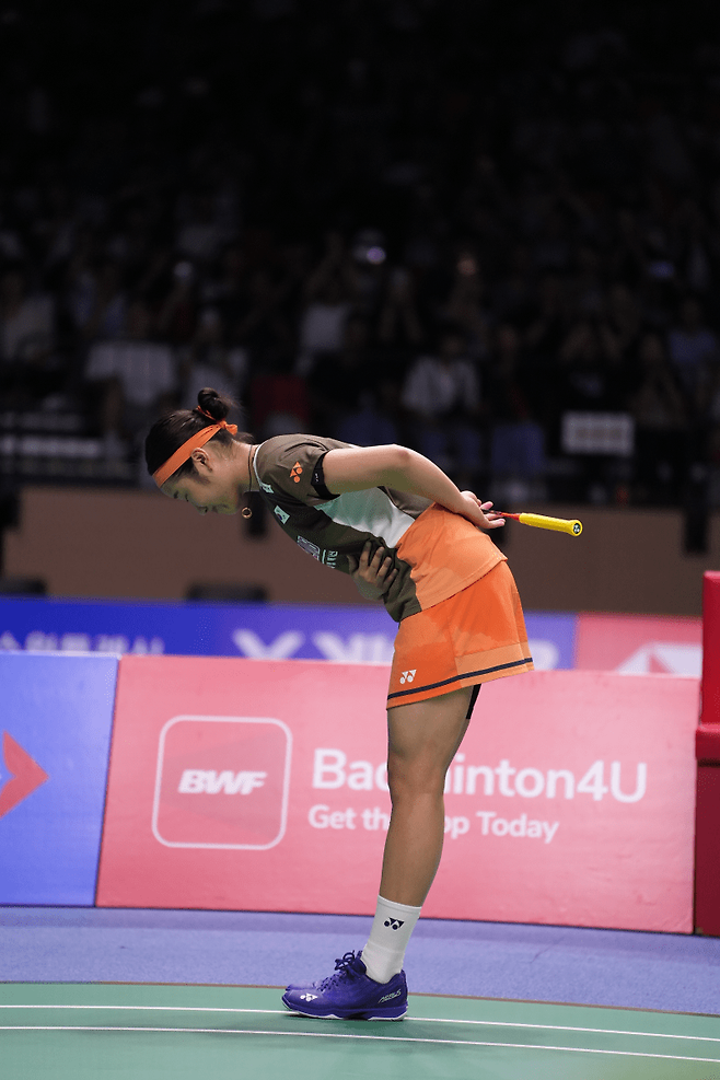 안세영이 자신을 보기 위해 경기장을 가득 메운 팬 앞에서 정중히 인사하고 있다. 대한배드민턴협회 제공