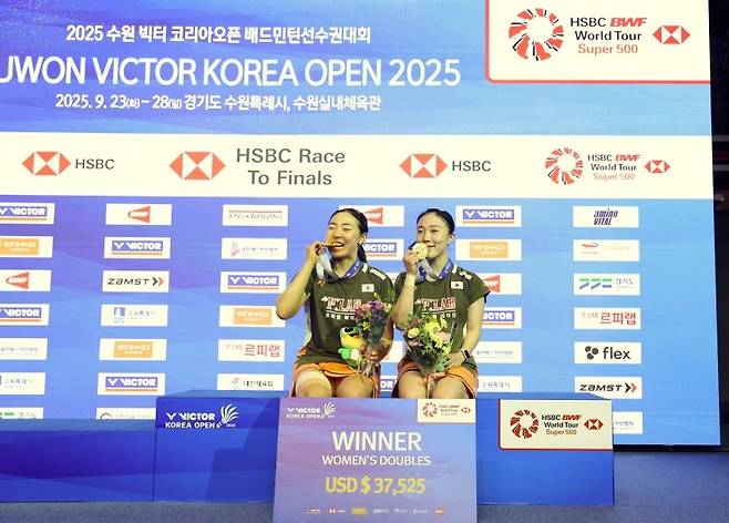 김혜정과 공희용이 금메달을 딴 뒤 기쁨을 만끽하고 있다. 배드민턴코리아TV 제공