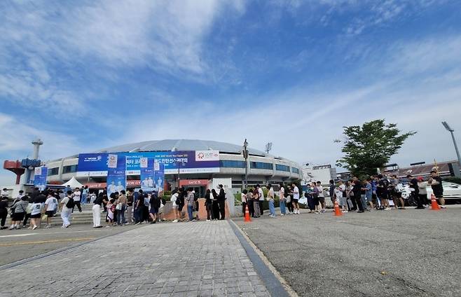 코리아오픈 배드민턴선수권대회를 보기 위해 경기 시작 두 시간 전부터 몰려든 팬들이 수원체육관 주변에 긴 행렬을 이루고 있다. 사진 김종석