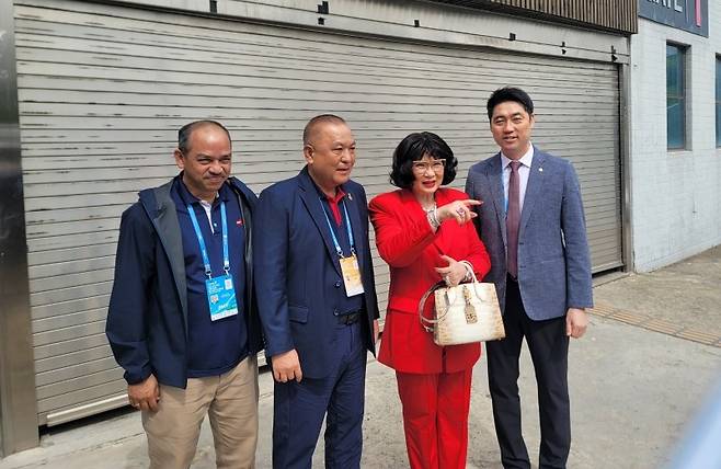 김동문 대한배드민턴협회 회장(오른쪽) 초청으로 코리아오픈을 찾은 쿠닝 태국 IOC 위원 겸 세계배드민턴연맹 회장(오른쪽에서 두 번째). 왼쪽에서 두 번째는 김중수 아시아배드민턴연맹 회장. 사진 김종석