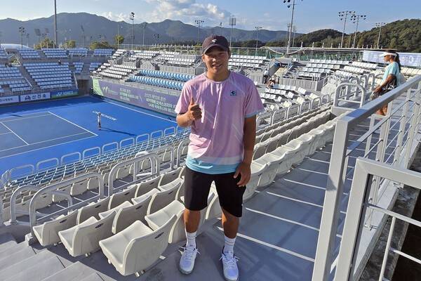 춘천 송암스포츠타운 센터코트에서 포즈를 취한 고민호