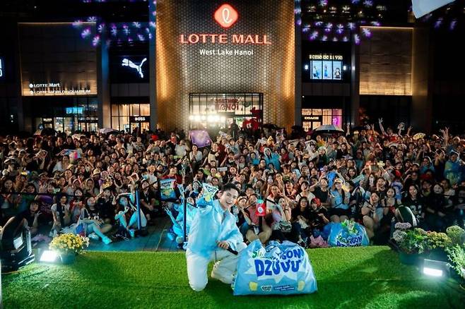 롯데몰 웨스트레이크 야외 광장 행사에 방문객들이 몰려 있다. 롯데백화점 제공