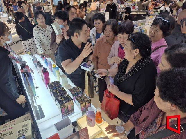 신라면세점 서울점을 찾은 중국인 단체 관광객들이 매장 직원으로부터 상품에 대해 설명을 듣고 있다. 김흥순 기자