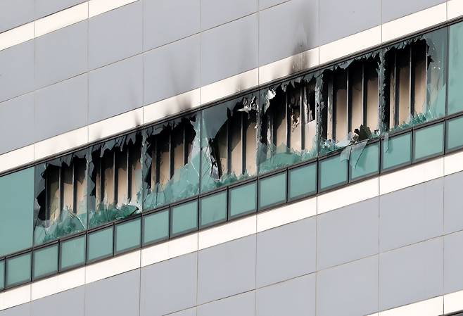 27일 오전 대전 유성구 국가정보자원관리원 전산실 창문이 화재로 깨져 있다. 전날 이곳 무정전 전원장치(UPS)용 리튬이온 배터리에서 불이 나면서 정부 전산 서비스가 대규모로 마비됐다. /신현종 기자