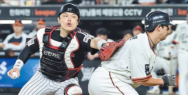 빈 글러브로 태그  26일 LG 박동원(왼쪽)이 공이 없는 빈 글러브로 한화 노시환을 태그하고 있다./뉴스1