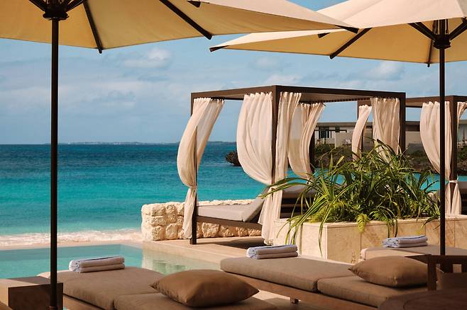 선베드에 누워 바다를 보고 있으면 천국이 따로 없다. /로즈우드 미야코지마