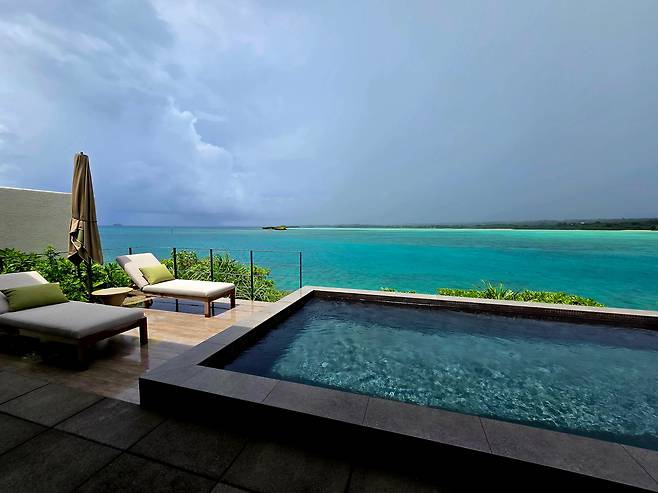 객실 내부 테라스마다 설치된 프라이빗 풀장. /조유미 기자