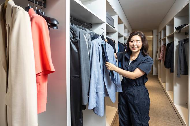 어수선하게 걸려 있던 옷가지를 보자마자 정희숙 대표의 손놀림이 바빠졌다. 눈 깜짝할 새 옷은 색깔과 길이, 종류별로 가지런히 정돈됐다. /이신영 영상미디어 기자