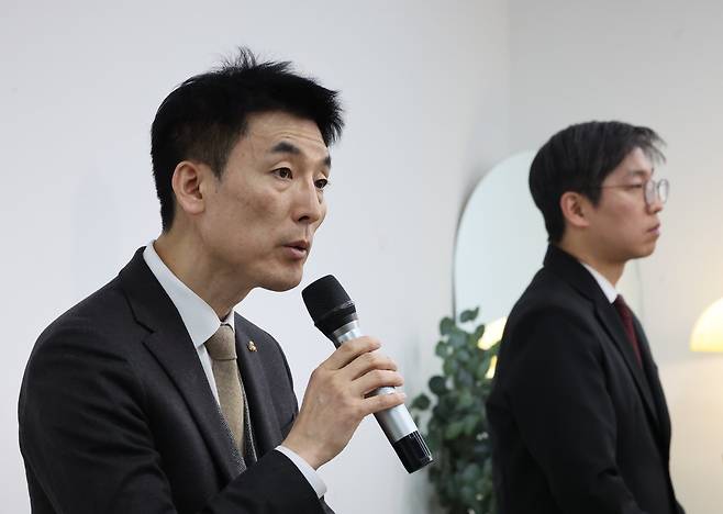 김용현 전 국방부 장관 변호인단인 유승수, 이하상(왼쪽) 변호사가 지난 1월 10일 오전 서울 서초구 한 공유오피스에서 기자간딤회를 하고 있다. /연합뉴스