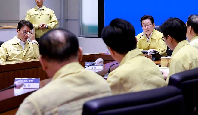 이재명 대통령이 28일 정부서울청사 중앙재난상황실에서 국가정보자원관리원 화재 관련 중앙재난안전대책본부 회의를 주재하고 있다./뉴시스