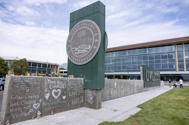 2025년 9월 19일 유타 밸리 대학교 벽에 이 학교에서 연설 도중 피살 당한 정치 활동가 찰리 커크를 기리는 메시지가 쓰여 있다. /연합뉴스