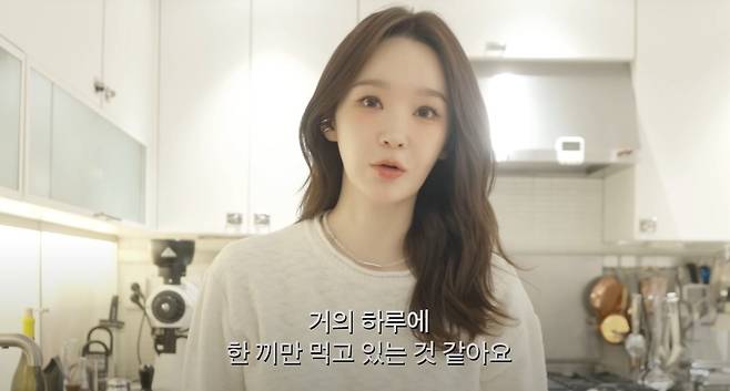 그룹 다비치 멤버 강민경이 새 음원 발매를 앞두고 식단 관리법을 공개했다. /유튜브 캡처