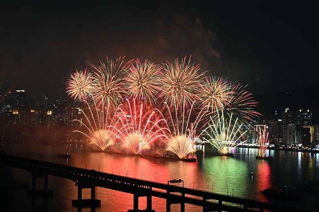 광안리에서 펼쳐지는 부산불꽃축제. 사진 한국관광공사