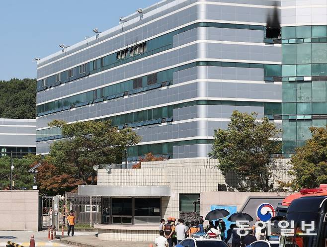 27일 대전 유성구에 있는 국가정보자원관리원 건물 5층 전산실에서 화재가 나 연기를 빼기 위해 유리창이 깨져있는 모습. 대전=김태영 기자 live@donga.com