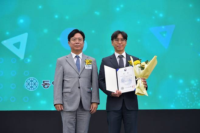 김민철 대표는 ‘2025 리스타트 잡페어’에서 고용노동부 장관상을 수상하였다. 왼쪽은 김영훈 고용노동부 장관.