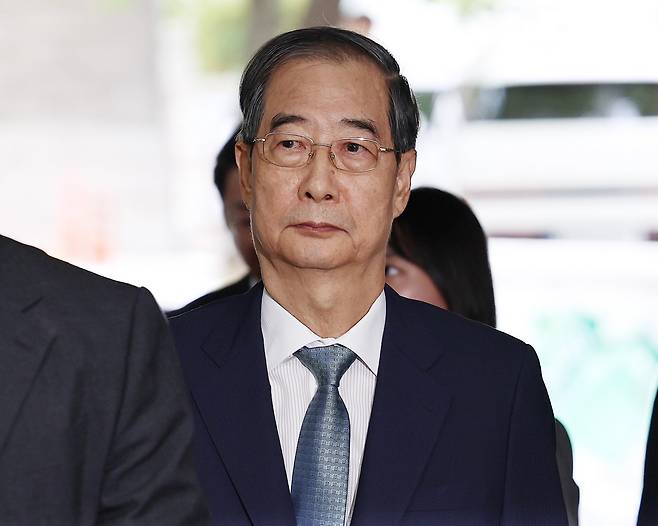 12·3 비상계엄 과정에서 윤석열 전 대통령의 내란 행위를 방조한 혐의를 받는 한덕수 전 국무총리가 8월 27일 오후 서초구 서울중앙지방법원에서 열린 구속 전 피의자 심문(영장실질심사)에 출석하고 있다. 2025.8.27 뉴스1